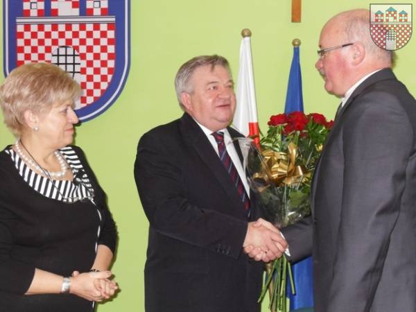 : Starosta Leon Okraska składa gratulacje burmistrzowi Klemensowi Podlejskiemu, obok przewodnicząca Rady Miejskiej Stanisława Nowak.